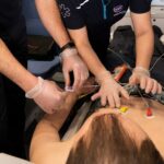 Une personne bien préparée grâce à une formation à l'utilisation du défibrillateur, prête à intervenir en cas d'urgence.