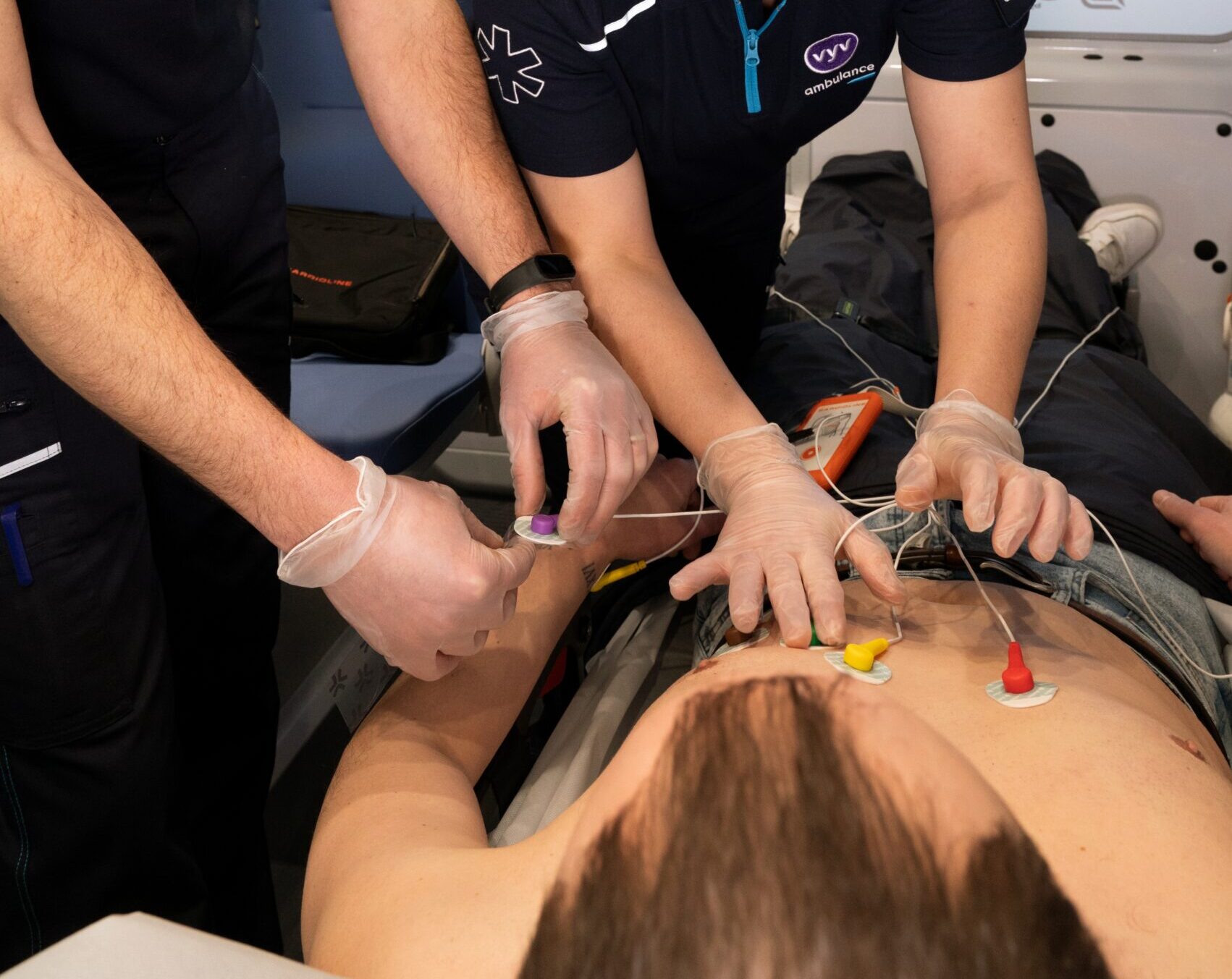 Une personne bien préparée grâce à une formation à l'utilisation du défibrillateur, prête à intervenir en cas d'urgence.