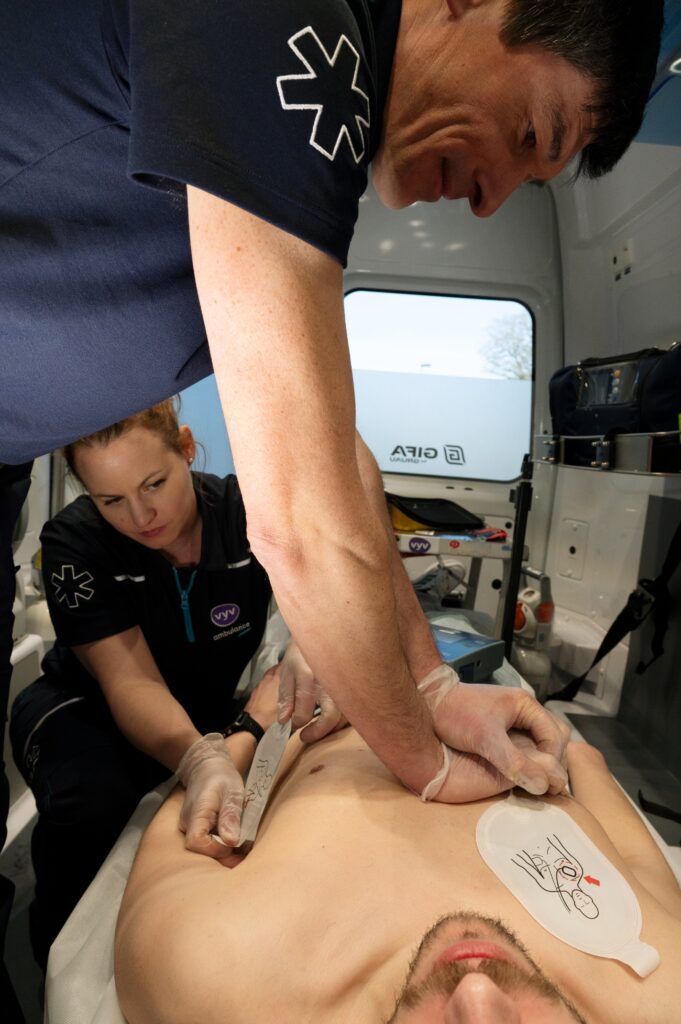 Une équipe médicale utilisant l'équipement avancé d'une ambulance de réanimation pour stabiliser un patient.
