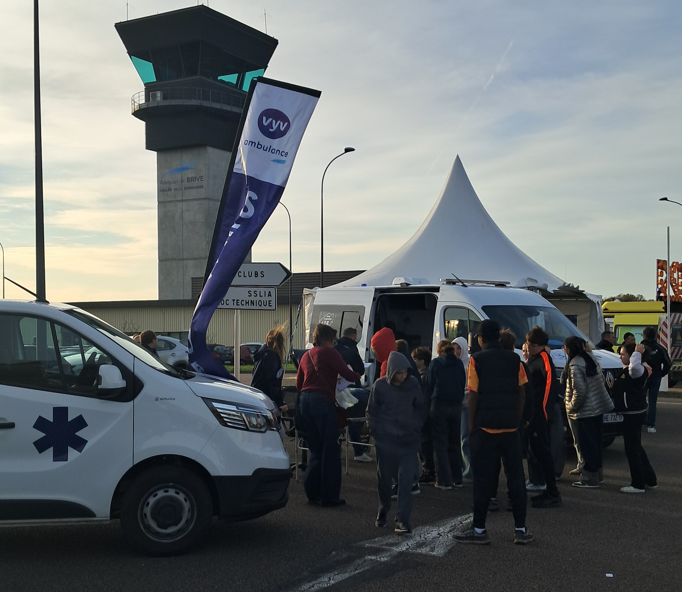 Equipe VYV Ambulance Corrèze au salon des métiers du transport à Brive