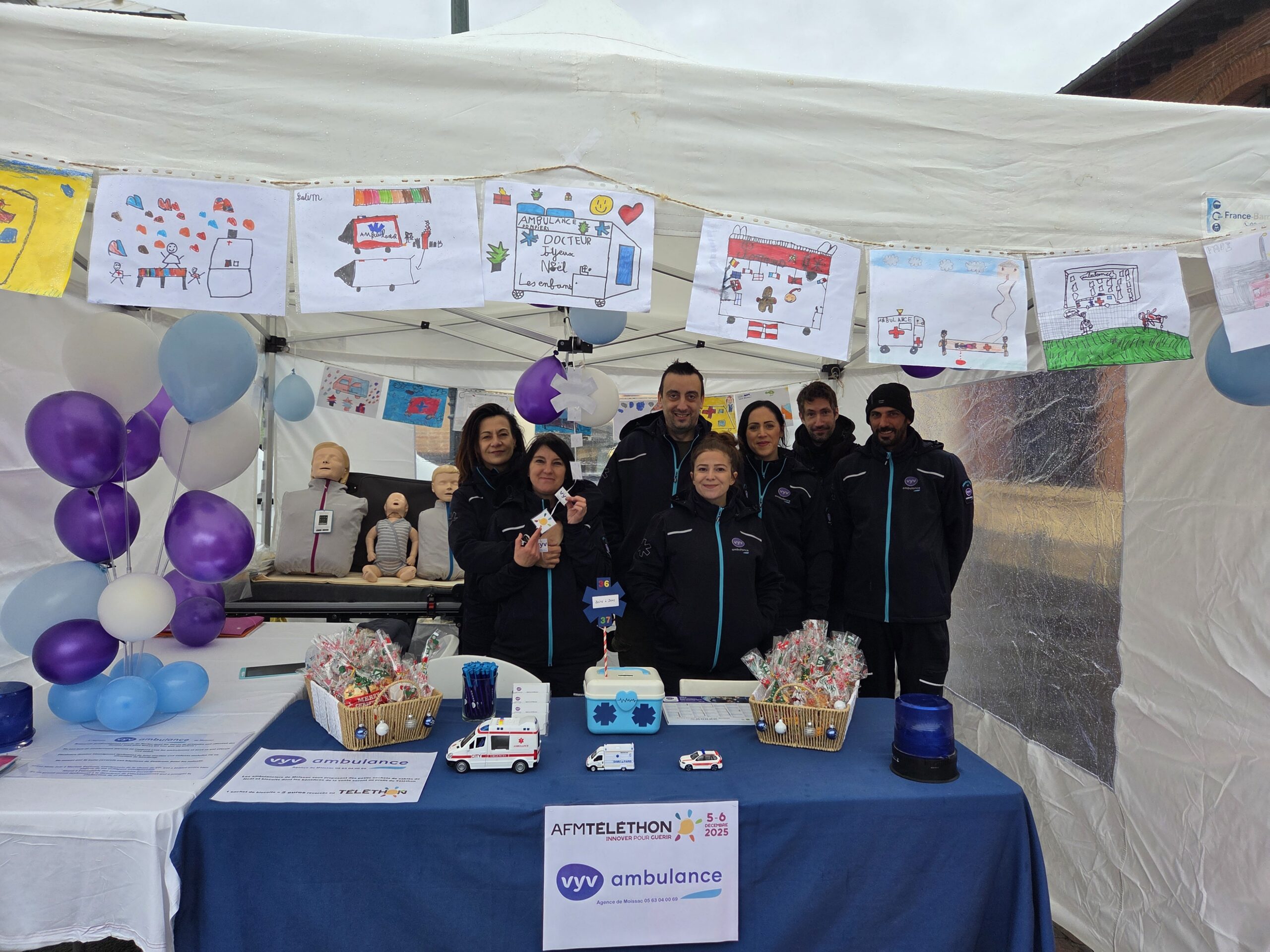 Équipe VYV Ambulance de Moissac sur le stand du Téléthon 2025