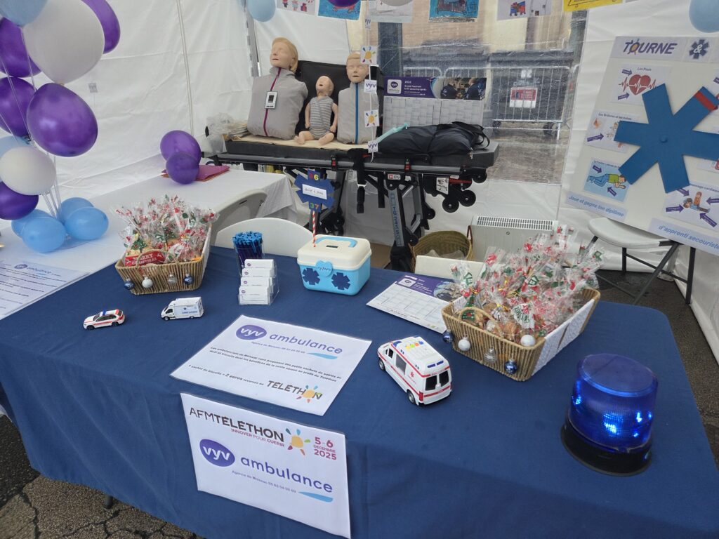 Animation du stand VYV Ambulance à Moissac avec démonstration des gestes de premiers secours pour le Téléthon
