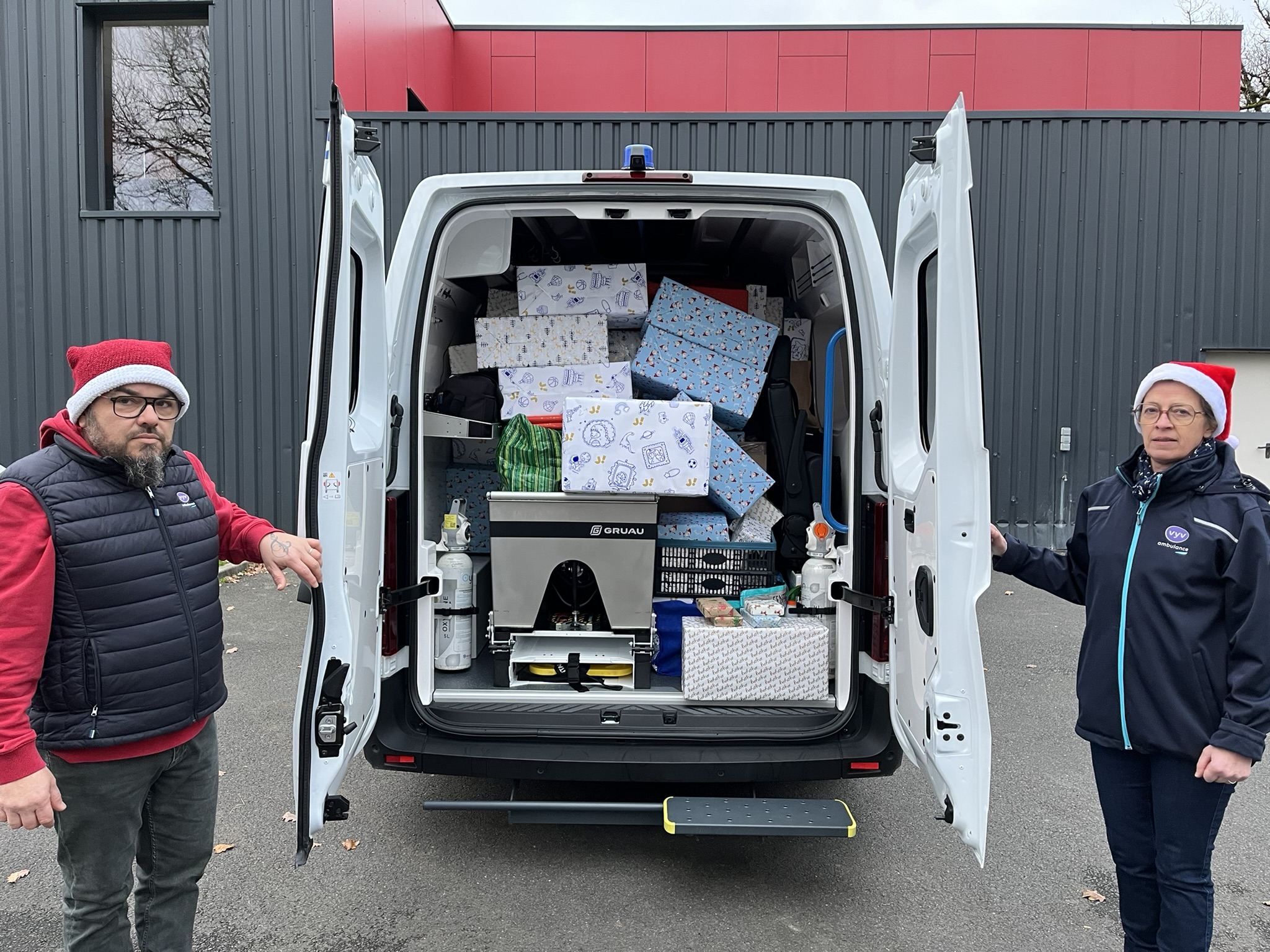 Une ambulance devenue le traineau du père Noël pour les enfants du CHU de Poitiers