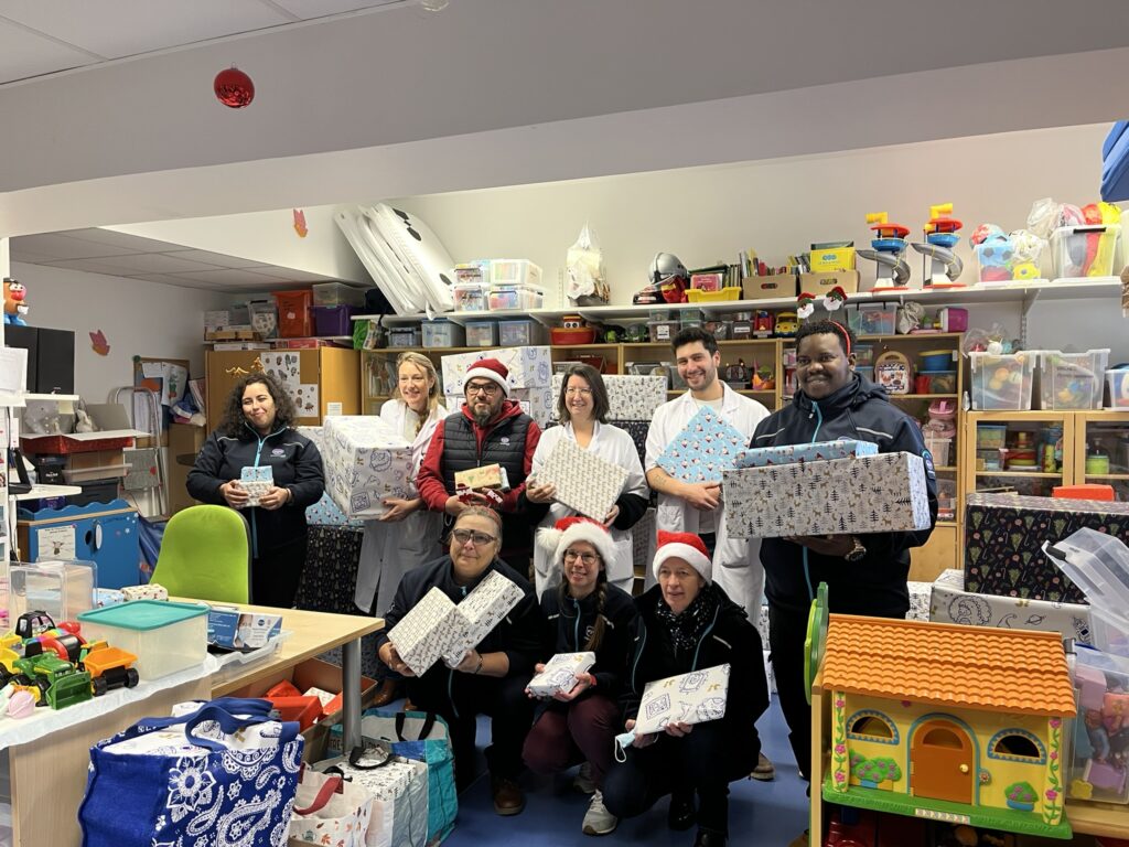 Merci au Docteur Laurence BLANC du service oncologie et ses équipes pour la distribution des jouets aux enfants 
