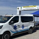Ambulance VYV et poste de secours installés sous l’arche d’arrivée, au col du Grand Colombier.