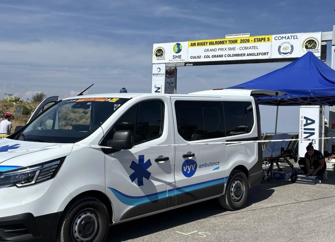 Ambulance VYV et poste de secours installés sous l’arche d’arrivée, au col du Grand Colombier.