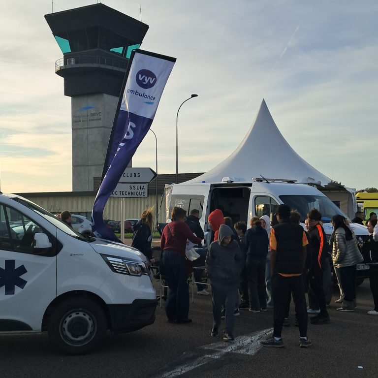 Equipe VYV Ambulance Corrèze au salon des métiers du transport à Brive