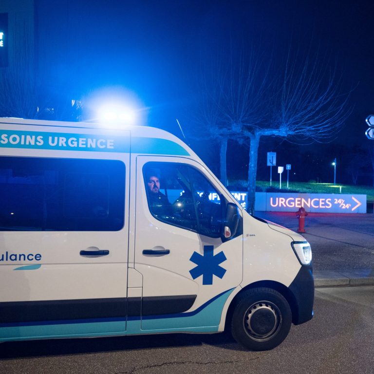 Entrée ambulances vers urgences du CHU de Nantes, le 25 février 2025.